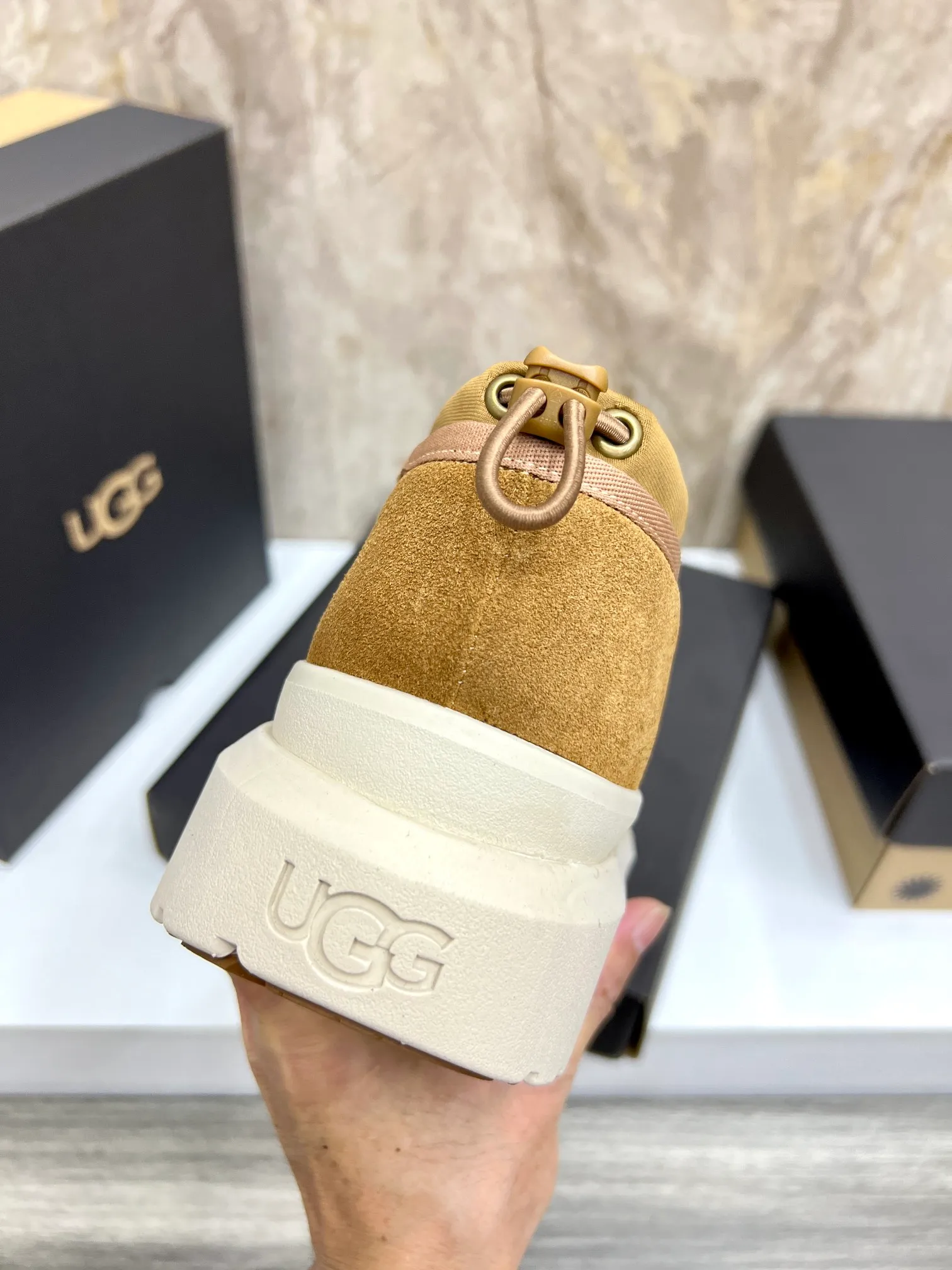 Men's men's shoes💰: 💰540💰Couple model👫 UGG Tasman Weather Hybrid one-second snow boots👢 Wang Yibo's same 👏 classic Tasman shoe is designed with environmentally friendly waterproof and snowproof material, which is both fashionable and functional. At the same time, it is paired with the new UGG Keen furry color-blocked jacket. Bright orange and maroon collide to create a new light outdoor style and open up a new travel experience in early autumn! Using the best materials, the 17mm fur-integrated surface is warmer and more breathable, and the outsole is upgraded to a lightweight and wear-resistant light wing technology outsole! Size: Women’s size 35-40 / Men’s size 38–44 (45 customized) Official website color